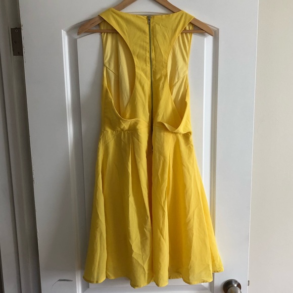 Beautiful flowy Ya Los Angeles yellow dress - Picture 2 of 3
